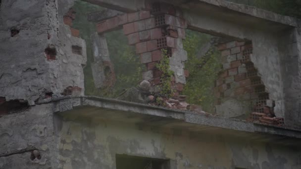 Tetikte Maskeli Silahlı Bir Asker Yıkılmış Bir Evin Balkonunda Bekliyor — Stok video