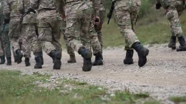 Unidad Militar Marcha Sobre Macadam Bajo Mando Las Tropas Muestran — Vídeo de stock
