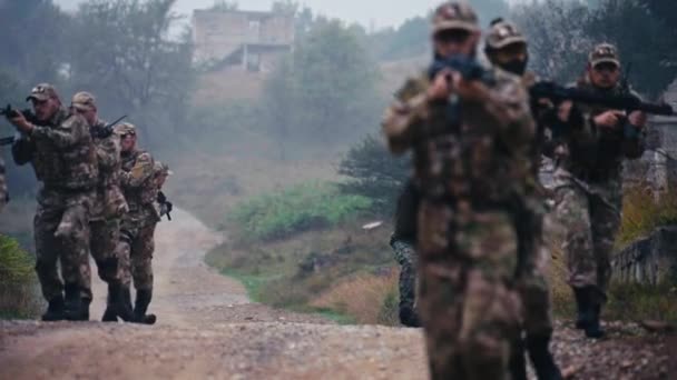 Escuadrón Militar Corriendo Cuesta Arriba Camino Tierra Repente Corre Para — Vídeos de Stock