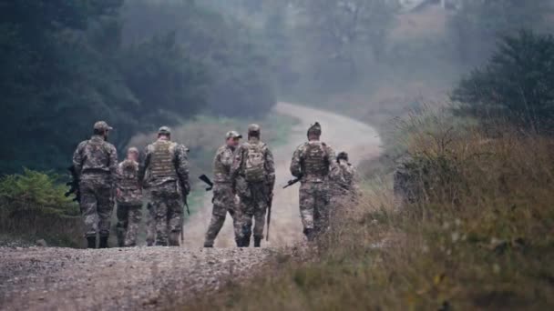 Soldater Firar Lyckad Dag Träning Utomhus Makadam Väg Glada Soldater — Stockvideo