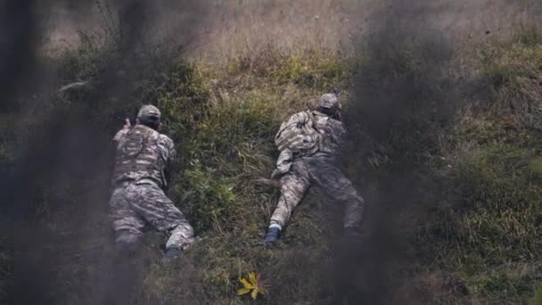 隐藏在地面上的以俯卧姿势等待的一个军事小队 — 图库视频影像