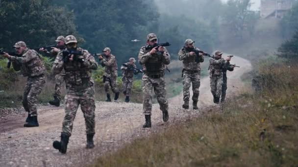 Escuadrón Militar Corriendo Cuesta Arriba Camino Tierra Repente Corre Para — Vídeo de stock