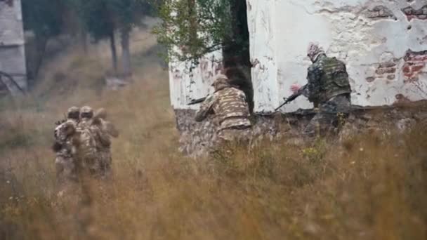 Drużyna Wojskowa Zbliża Się Taktycznie Zniszczonego Domu Biegną Uzbrojeni Przed — Wideo stockowe