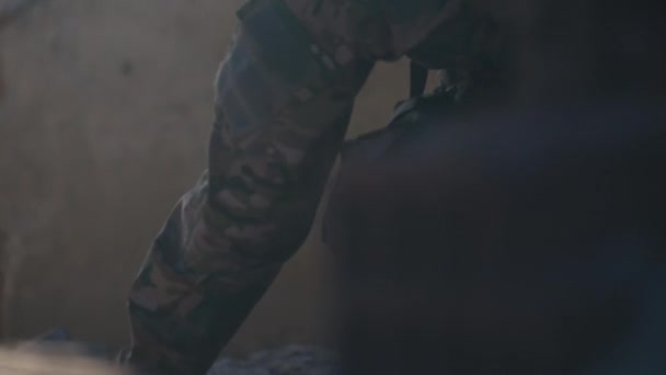 Ένας Στρατιώτης Σηκώνεται Από Πάτωμα Ένα Ερειπωμένο Σπίτι Μια Ηλιόλουστη — Αρχείο Βίντεο