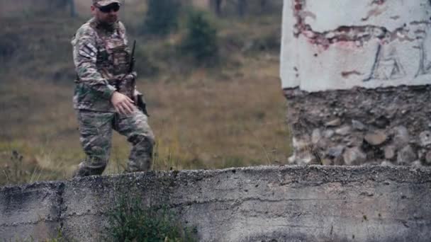 Ufficiale Militare Che Salta Muro Cemento Con Una Pistola Mano — Video Stock