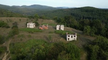 Eski Yugoslavya 'da yıkılan dört evin havadan görünüşü, çatışma ve savaş kalıntıları. Manzara yıkımın izlerini taşıyor, yıkık dökük binalar, enkaz ve ıssızlık bir dron tarafından ele geçirildi..