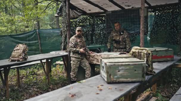 Drie Soldaten Tonen Respect Gehoorzaamheid Naderen Commandant Een Commandopost — Stockvideo