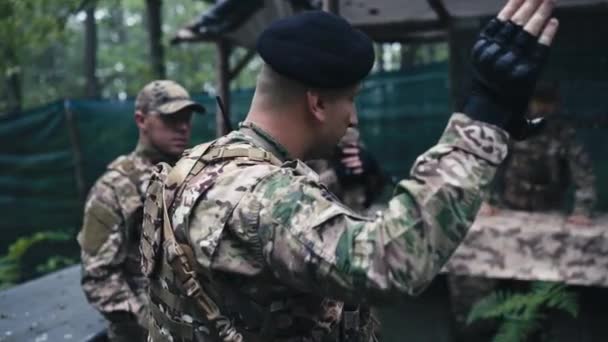 Comandante Della Squadra Parla Con Soldati Del Campo Base Nella — Video Stock