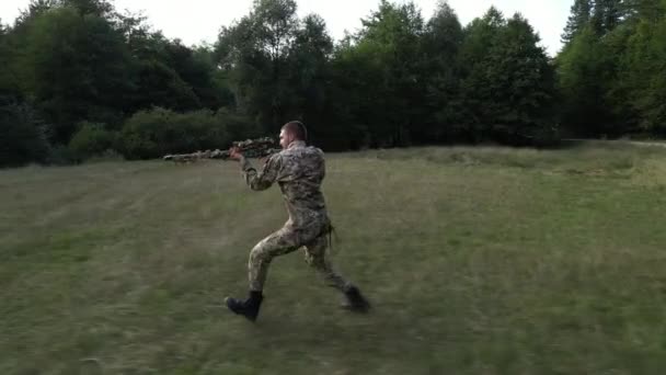 Vue Aérienne Soldat Professionnel Mouvement Courant Avec Fusil Sniper Drone — Video