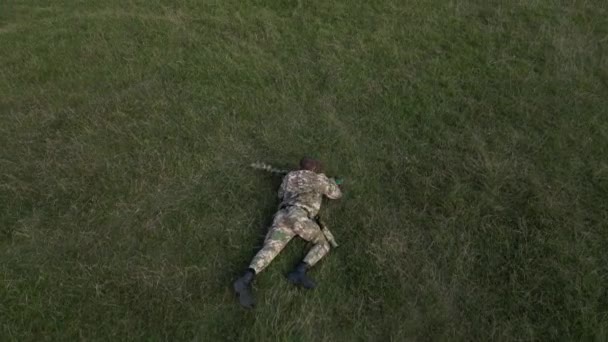 Soldat Manœuvres Entraînement Tactique Travers Une Prairie Avec Fusil Sniper — Video