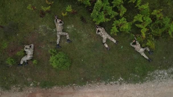Beväpnade Soldater Benägen Position Gömmer Sig Strategiskt Bakom Ormbunkar För — Stockvideo