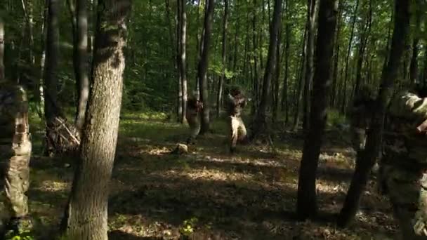 Oddálit Pohled Vojenskou Jednotku Která Opatrně Pohybuje Listnatým Lesem Rozhlíží — Stock video