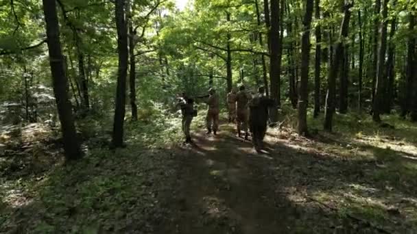 Drone Segue Gruppo Sette Soldati Che Corrono Una Foresta Decidua — Video Stock