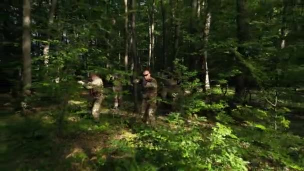 Esquadrão Militar Avançando Através Floresta Carvalho Olhando Seu Redor Forma — Vídeo de Stock