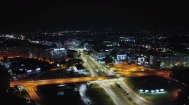 İnsansız hava aracı, gece vakti aydınlık bir şehir otoyolu üzerinde yüksek hızın dinamik özünü yakalar. Arabalardan gelen hafif izler, Saraybosna ve Bosna 'da kentsel hareketin büyüleyici bir manzarası ve çağdaş banliyö trafiği yarattı
