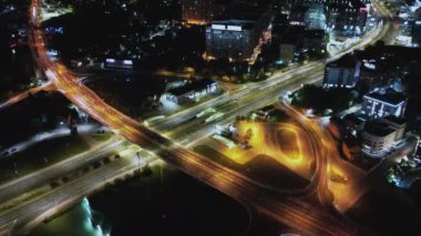İnsansız hava aracı gece vakti aydınlık bir şehir otoyolunun üzerinde bir zaman çizelgesi yakalıyor. Arabalardan gelen hafif izler, Saraybosna ve Bosna 'da kentsel hareketin büyüleyici bir manzarası ve çağdaş banliyö trafiği yarattı.