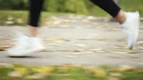 Biała Kobieta Opuszcza Ciało Biegając Czarnych Rajstopach Białych Butach Przez — Wideo stockowe