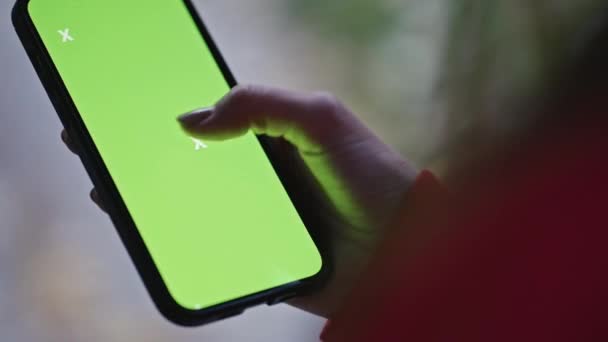 在智能手机上用彩色键模拟一个女性的手点击和滚动的特写 完美的技术 通信和多媒体概念 — 图库视频影像