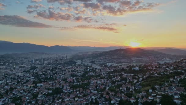 Drone Shot Captura Panorama Urbano Sarajevos Atardecer Pintando Paisaje Urbano — Vídeo de stock