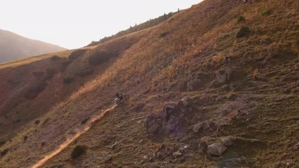 Widok Lotu Ptaka Rejestruje Motocrossa Podbijającego Szlak Pod Górę Kopiącego — Wideo stockowe