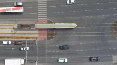 Kalabalık şehir hayatı, yoğun bir kavşakta yoğun bir saati yakalayan bu drone zaman diliminde gelişir. Araçlar ve tramvaylar hareketli caddelerde dolaşarak şehir trafiğinin hareketli ritmini gösteriyor..