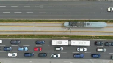 Şehrin Üzerinde: Hava Saati Trafik Akışı, Tramvay Hattı ve Dinamik Şehir Hareketini Yakaladı.