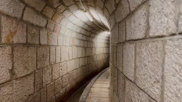 Charme Vintage Ancien Tunnel Austro Hongrois Illuminé Avec Eau Courante — Video