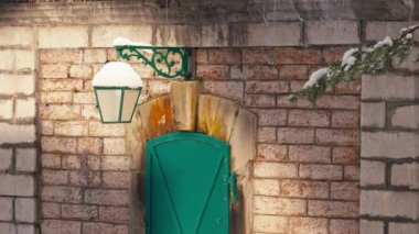 Eski kar kaplı lamba yeşil kapının üstündeki eski duvarda asılı. Avusturya-Macaristan 'ın Saraybosna, Avrupa' daki 19. yüzyıl mirası. Kış dış görünüş, tuhaf mimari, statik tecrit çekimi.