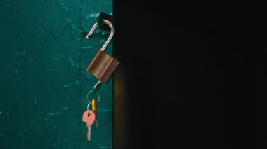 Bu güvenlik videosunda metal elementler gösteriliyor, güvenlik ve erişim için soyut temsiller sunuluyor. Anahtarlar pembe, sarı ve yeşil. Kapı da yeşil..