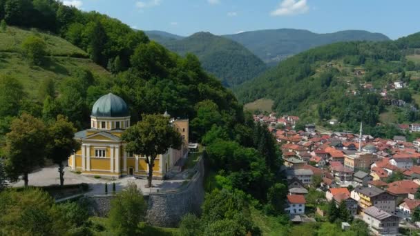 Восходящий Беспилотник Католического Францисканского Монастыря Фойнице Босния Демонстрирует Историческую Архитектуру — стоковое видео