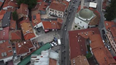 Havadan bakıldığında, Bosna-Hersek 'in başkenti Saraybosna' nın göbeğinde dolaşan motorcuların dinamik yaşam tarzları görülüyor. İnsansız hava aracı takip ederken, şehrin mimari zenginliğine tanık olun..