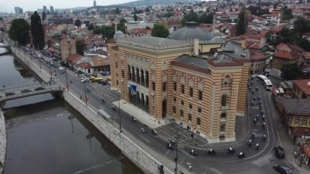 Drönare Bilder Motorcyklister Riding Sarajevo Stadshus Ett Urbant Landskap Fånga — Stockvideo