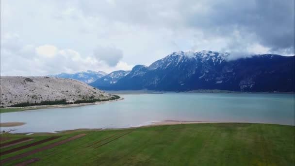 Воздушная Стрела Запечатлевшая Безмятежную Красоту Горного Озера Расположенного Подножия Динарских — стоковое видео