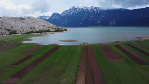 Tembakan Udara Menangkap Keindahan Tenang Dari Danau Pegunungan Yang Terletak — Stok Video