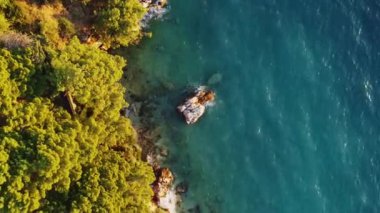 Hırvatistan 'ın kıyı şeridine benzersiz bir perspektiften tepeden aşağı bakış. Karanın ve denizin buluşmasına tanık olun. Doğanın güzelliğini ve bu Akdeniz 'in cazibesini gösterin..