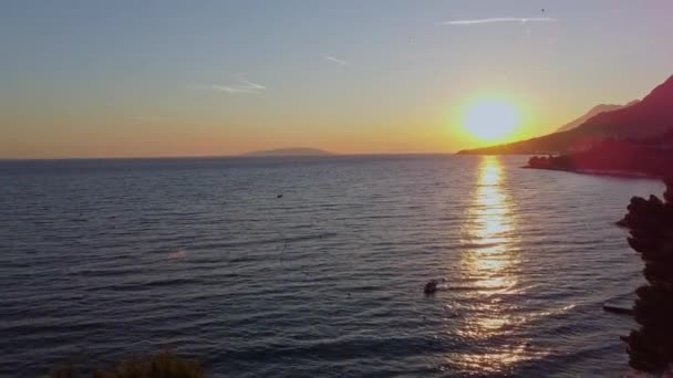Захватывающий Вид Воздуха Дрон Скользит Вперед Хорватского Побережья Кадры Снимают — стоковое видео