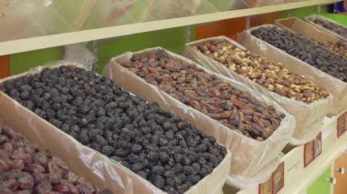 Açık kutularda taze tarihlerin yakın çekimi. Bu videoda farklı tarihler sergileniyor. Sağlıklı tatlar her gün için mükemmel.. 