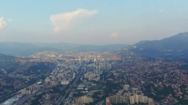 Havadan bakıldığında, Sarajevos 'un geniş manzarası, kentsel manzara, görkemli dağlar ve Bosna' nın resimli vadisini gözler önüne seriyor..