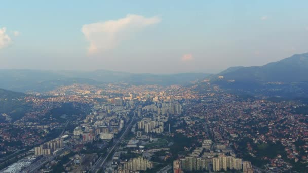 Uitzicht Vanuit Lucht Vangt Sarajevos Uitgestrekte Panorama Presentatie Van Het — Stockvideo
