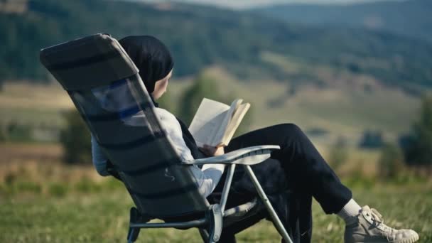 Teenage Muslim Girl Nature Reading Book Picnic Chair Serene Outdoor — Stok Video