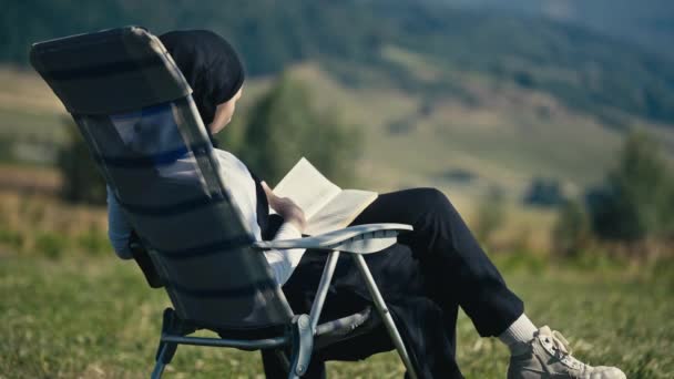 Teenage Muslim Girl Nature Listing Pages Book Picnic Chair Serene — Stockvideo