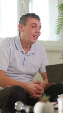 Hastanın onaylı bir şekilde başını sallaması bir tablet üzerinde bilgi gösteren bir doktorla bağlantı kurması. Öğrenim, anlayış ve danışmanlık kavramı.