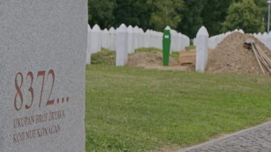 Srebrenica soykırım kurbanlarının anısına dikilen ve üzerinde 8372 sayısının kazındığı beyaz mezar taşlarıyla anılan bir anıt. Anma, kayıp ve tarihsel önem kavramı.