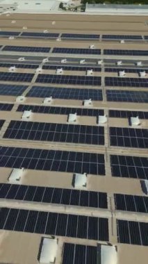 Dikey ekran: Sürdürülebilir enerji üretimi için fotovoltaik paneller içeren bir çatı güneş enerjisi santralinin hava görüntüsü. Yenilenebilir enerji kavramı, sürdürülebilirlik, çevre dostu