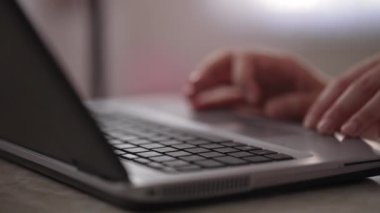Bir dizüstü bilgisayarın klavyesinde yazı yazan, dijital etkileşim ve verimliliği gösteren kadın ellerinin yakın çekimi. Modern teknoloji kavramı, çevrimiçi iletişim ve uzaktan çalışma.