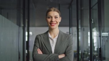 Takım elbiseli profesyonel bir kadın mutluluktan üzüntüye dönüşüyor. Kurumsal ofis ortamında vurulmuş. Depresyon kavramı, üzüntü, endişe, gülümsemeden ciddiyete değişen yüz ifadesi.