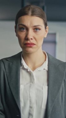 Profesyonel kadın ağzındaki bandı çıkarır ve özgüvenle gülümser, güçlendirmeyi ve konuşma özgürlüğünü sembolize eder. Bir şirkette engelleri ve kişisel ifadeleri aşmak.