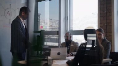Modern ofis ortamında sunum yapan bir liderle yapay zeka stratejilerini tartışan bir ekip. Takım çalışması, yenilik ve kurumsal işbirliği kavramı.