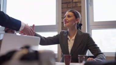 Toplantıdaki iş adamları, el sıkışmalar ve ortak çalışma alanında gülümsemeler. Takım çalışması, ağ oluşturma ve profesyonel ilişkiler kavramı.