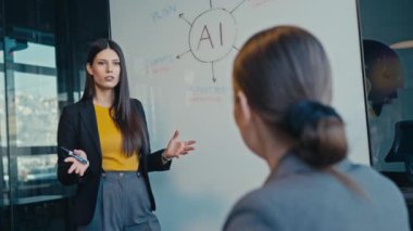 Profesyonel işletme koçu, modern ofis ortamında yapay zeka stratejisi üzerine sunum yapıyor. Seyircilere hitap ediyor. Kurumsal eğitim ve yenilik kavramı.